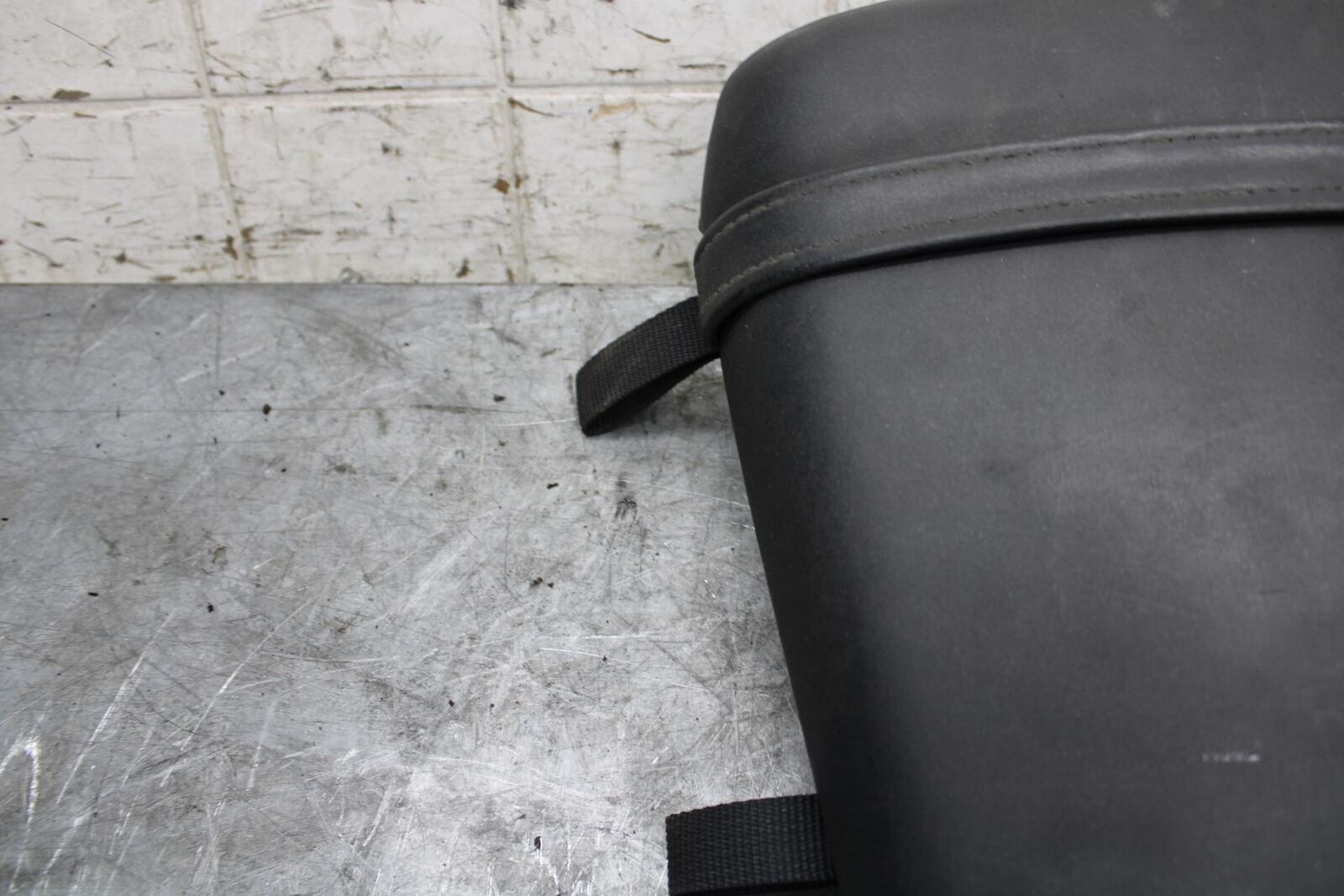 2002 Yamaha YZF R6 REAR BACK PASSENGER TANDEM SEAT PAD SADDLE PILLION BB545