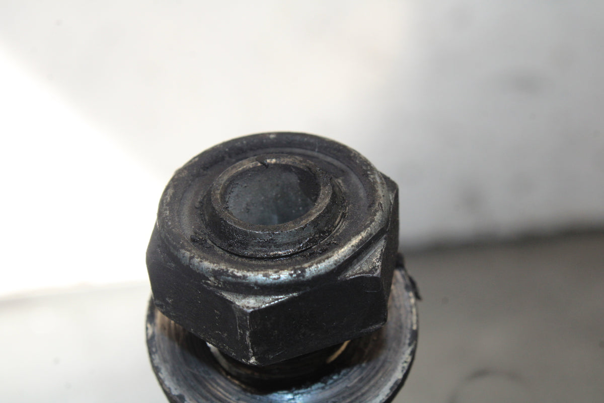 07-08 TRIUMPH DAYTONA 675 REAR AXLE BACK WHEEL RIM PIVOT BOLT AXEL BB685