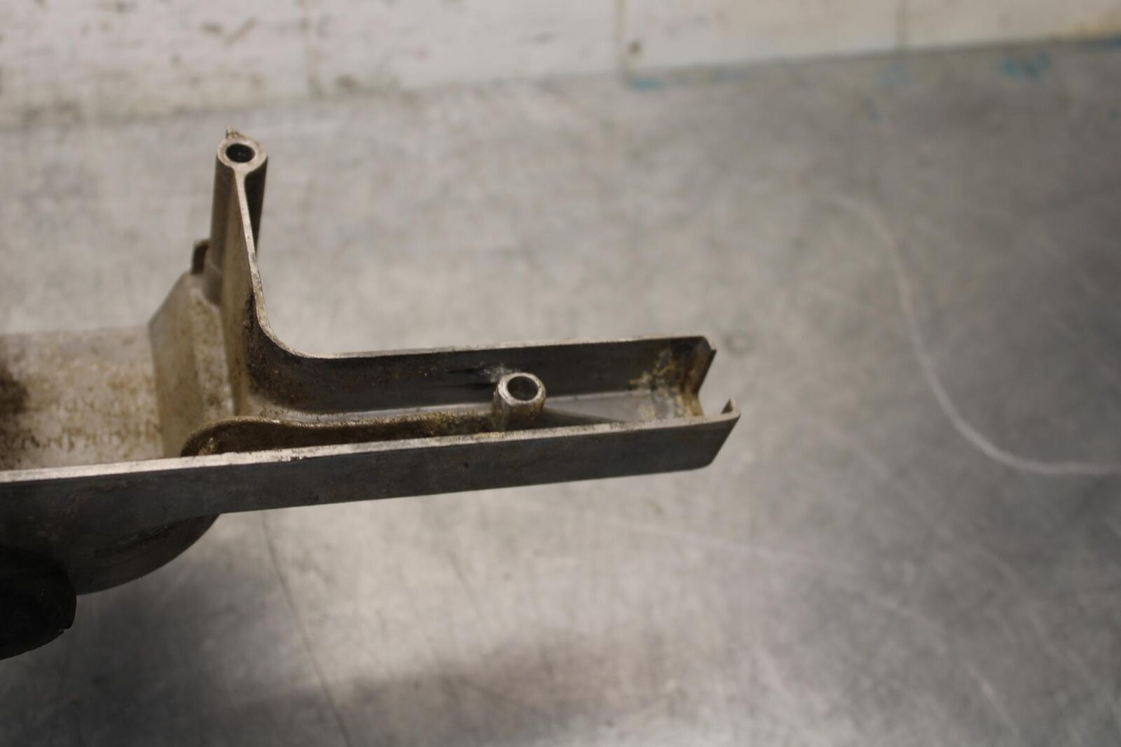 75 SUZUKI GT 550 ENGINE MOTOR OIL PUMP COVER  BB67