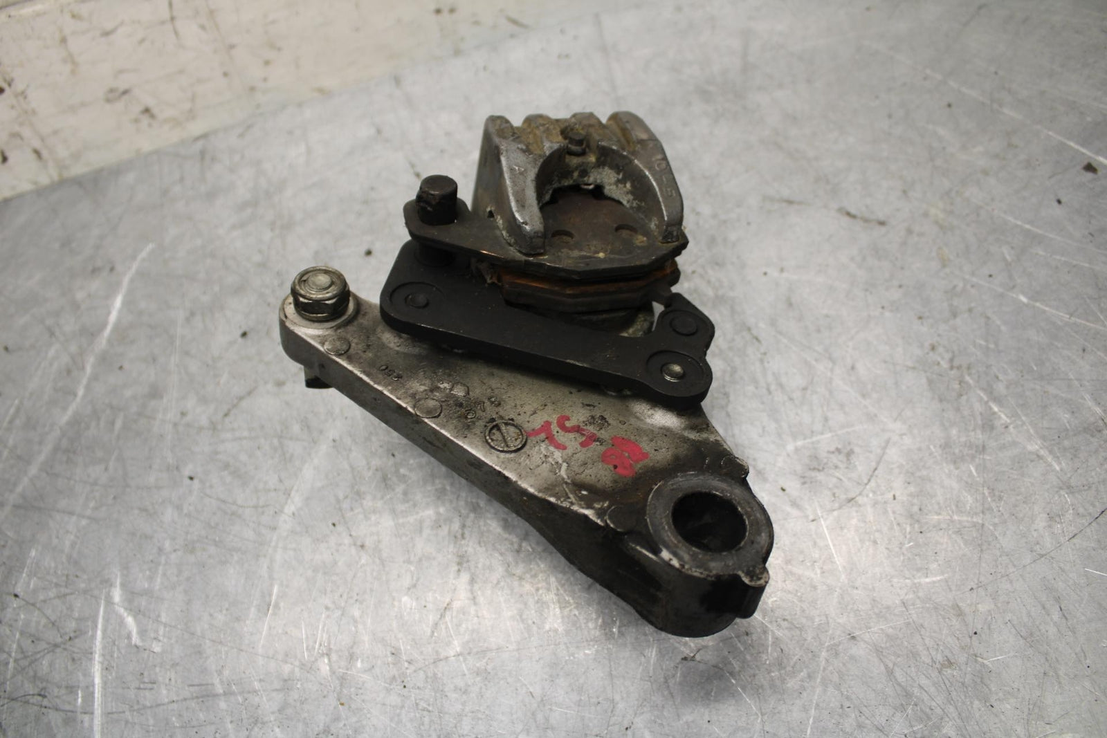 00-01 KAWASAKI ZZR600 REAR BACK BRAKE CALIPER W MOUNT BRACKET BB31