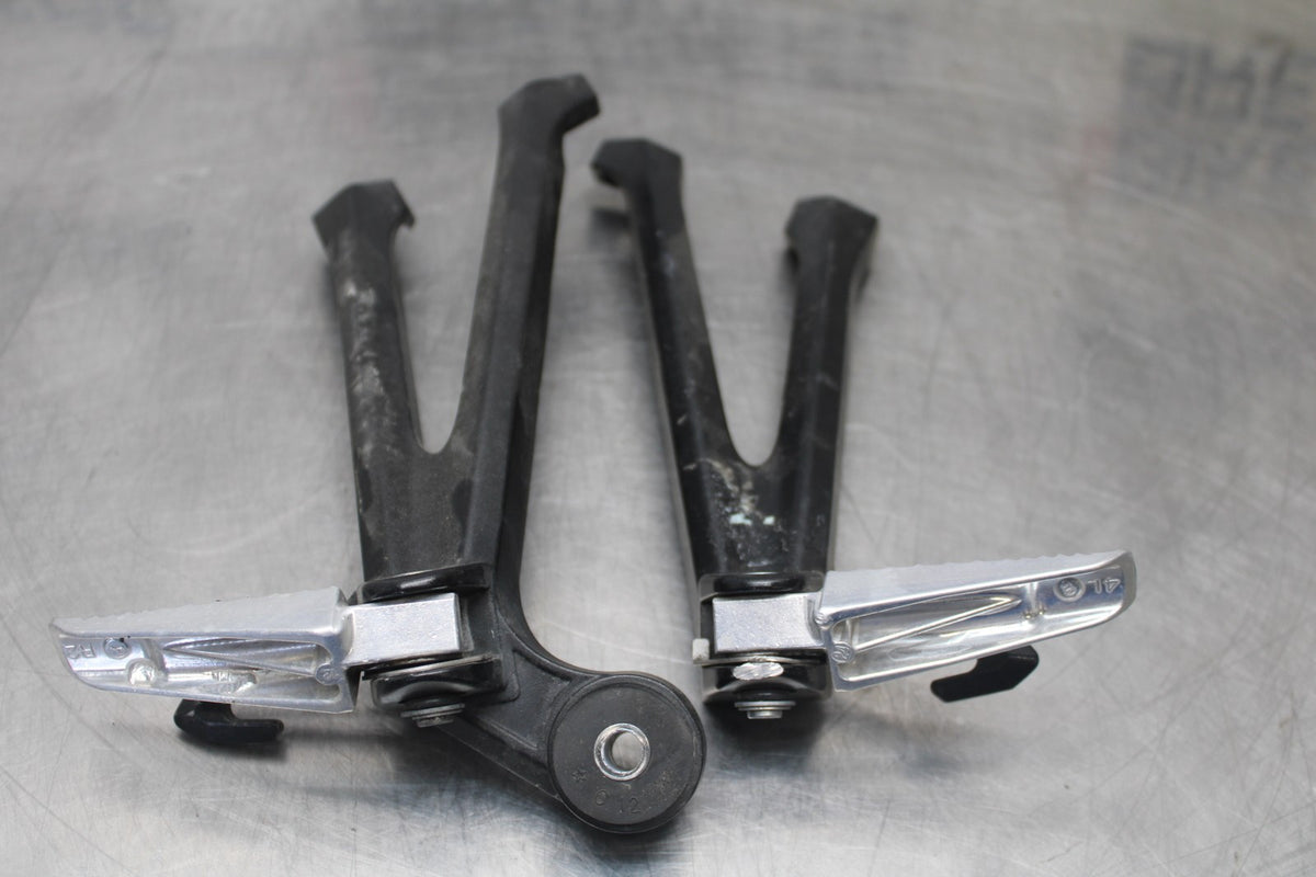11-26 SUZUKI GSXR750 REAR BACK PASSENGER PEG SET PAIR BB900