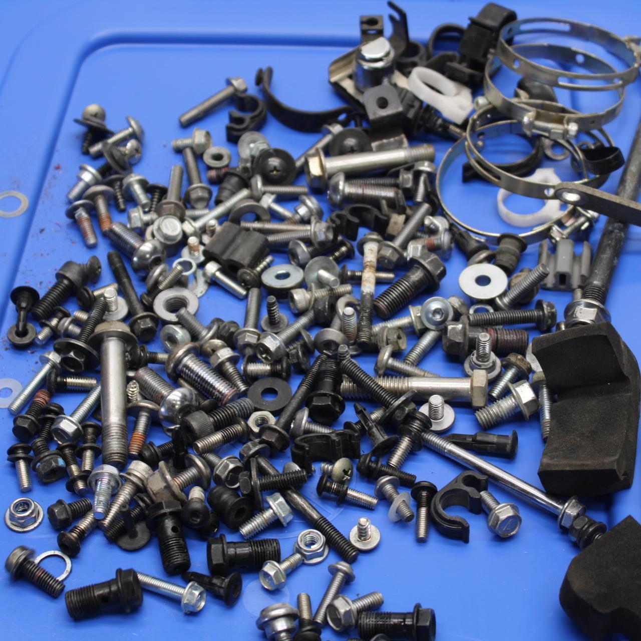 21 KAWASAKI NINJA ZX6R MISCELLANEOUS MOUNTING BOLTS HARDWARE MOTOR SCREWS BB647