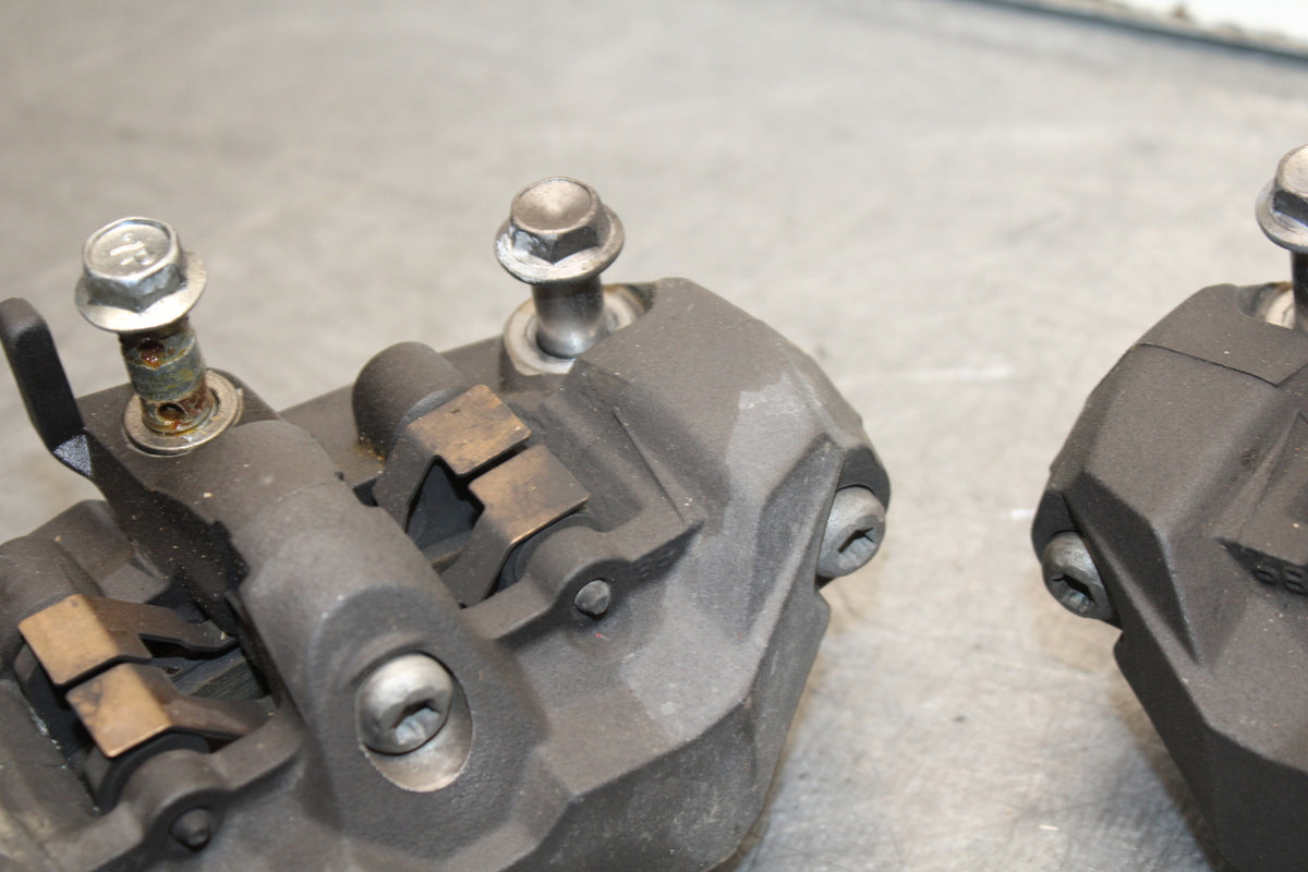 06-07 SUZUKI GSXR750 RIGHT LEFT FRONT BRAKE CALIPER SET PAIR CALIPERS BB670