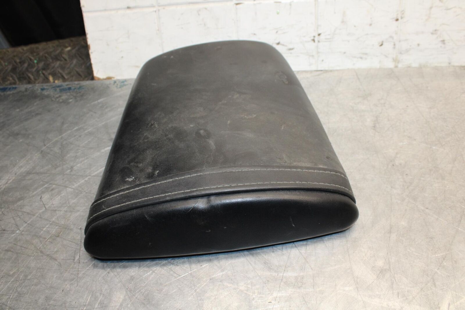 05-06 HONDA CBR600RR REAR BACK PASSENGER TANDEM SEAT PAD SADDLE PILLION BB484