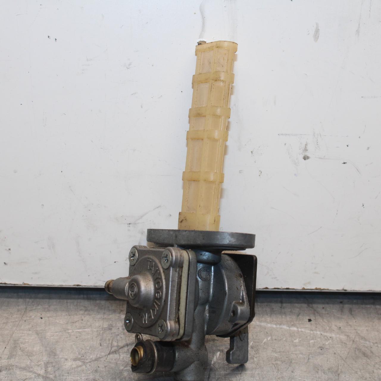 1985 Kawasaki Ninja 900R ZX900A FUEL GAS TANK PETCOCK SHUT ON OFF VALVE BB84