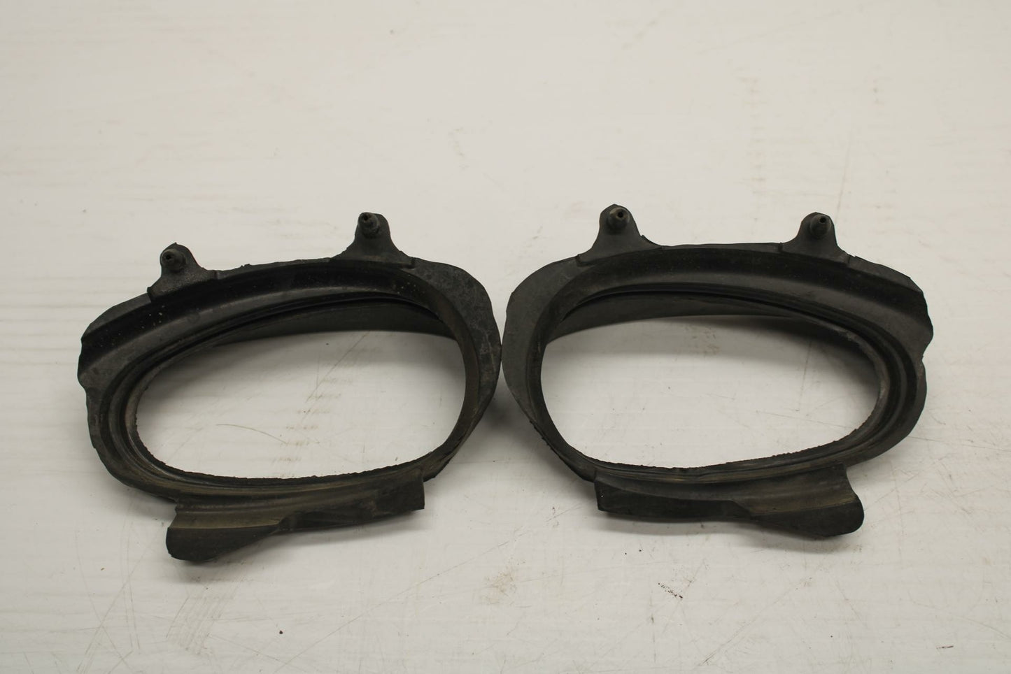 06 YAMAHA YZF R1 LEFT AIR INTAKE GRILL GROMMET RUBBERS BB282 