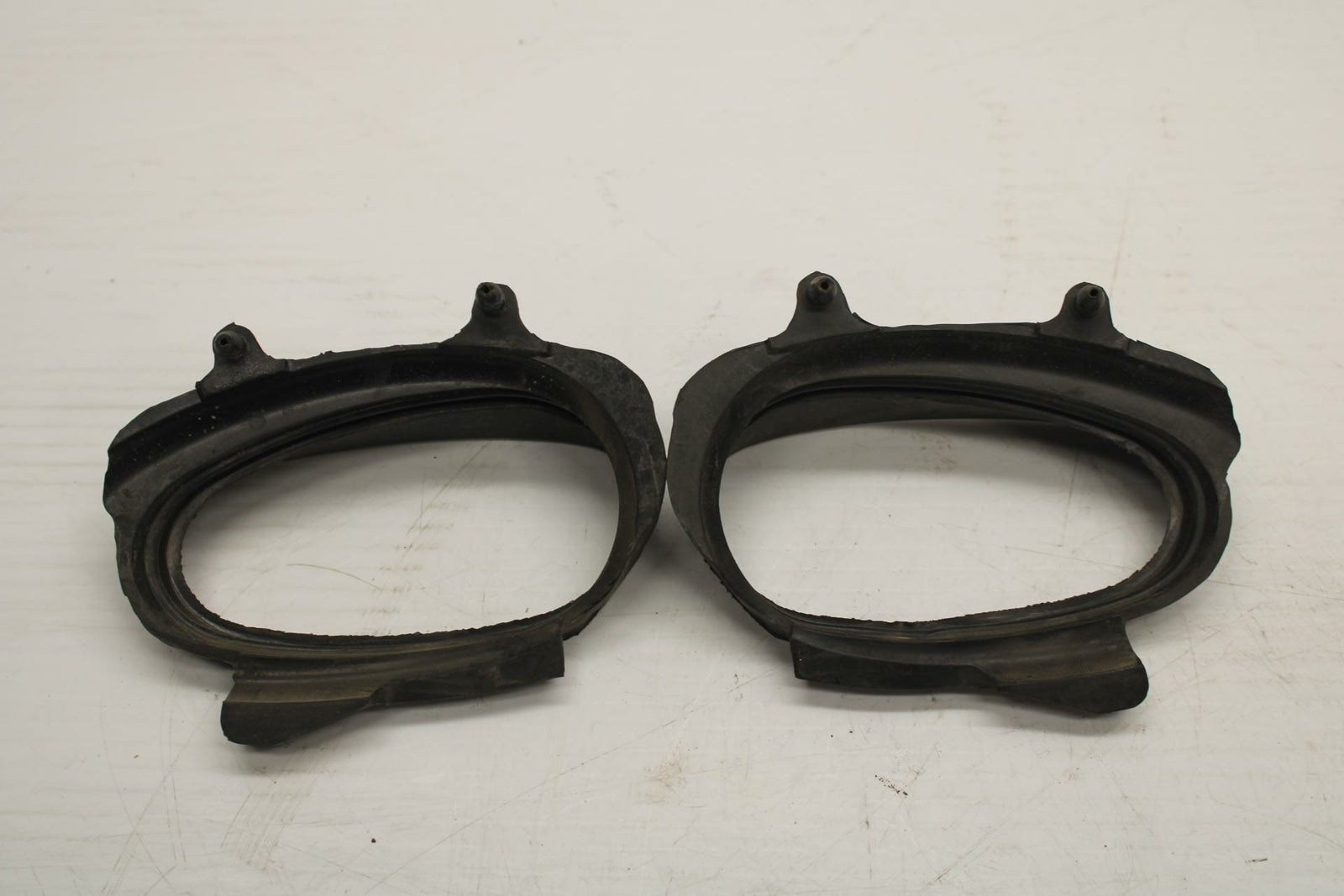 06 YAMAHA YZF R1 LEFT AIR INTAKE GRILL GROMMET RUBBERS BB282 