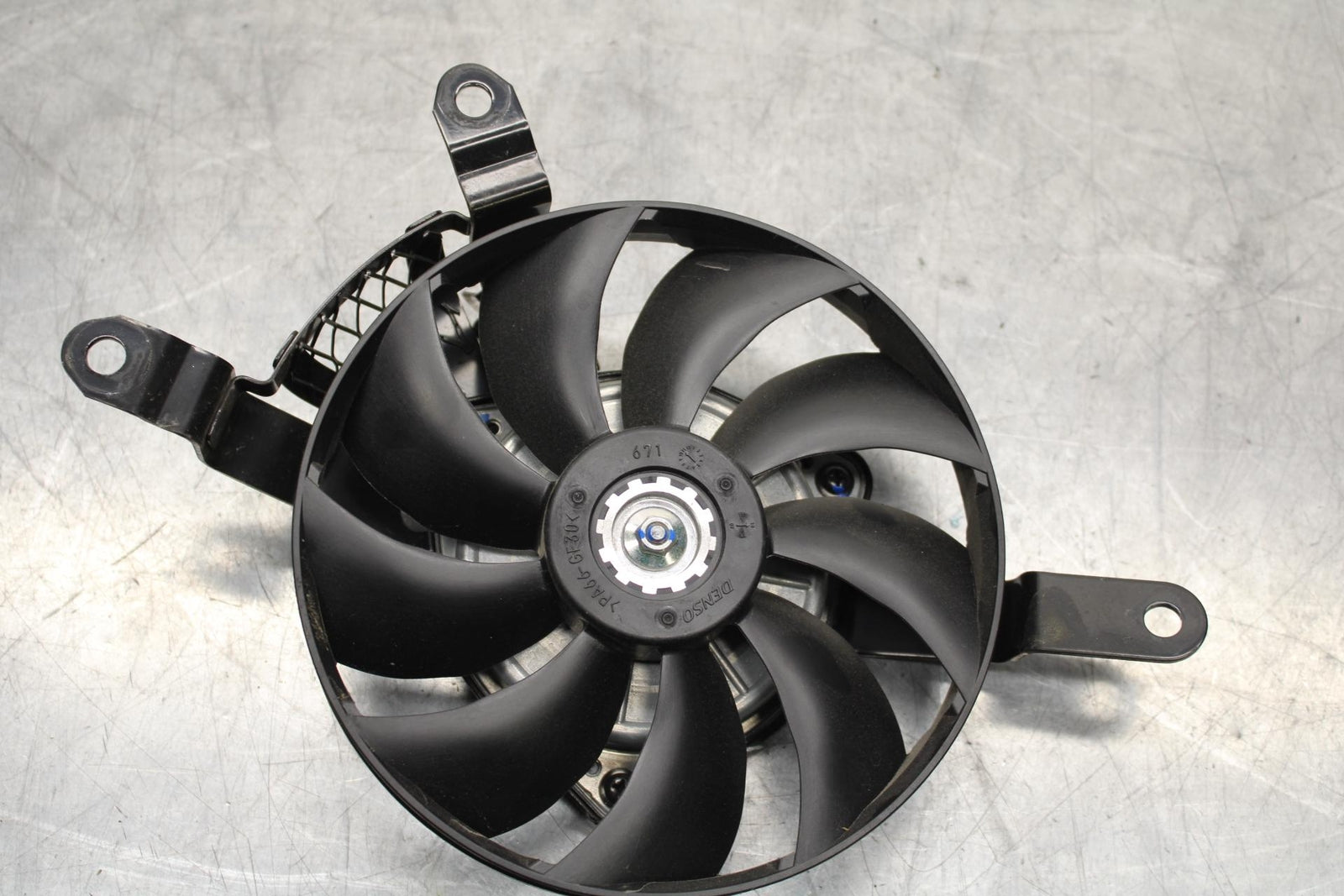 20 SUZUKI GSXR 1000 RIGHT ENGINE RADIATOR COOLING FAN MOTOR BB597