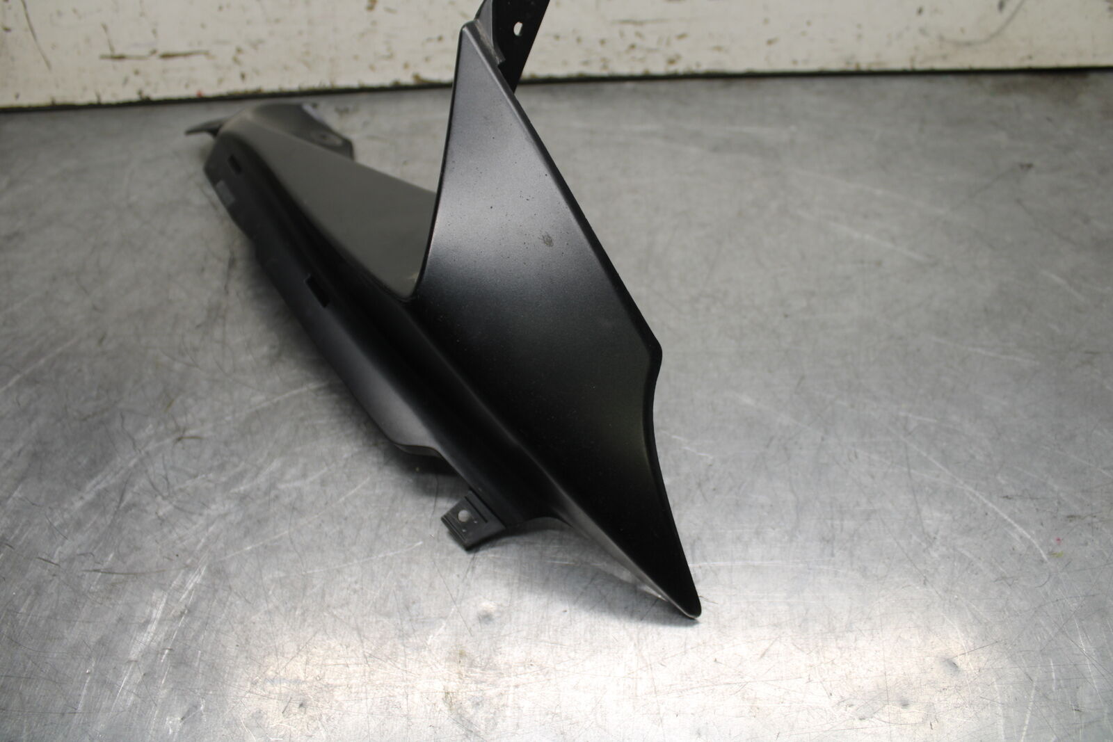 08-10 SUZUKI GSXR 600  RIGHT FRONT UPPER MID SIDE FAIRING COWL PLASTIC BB630