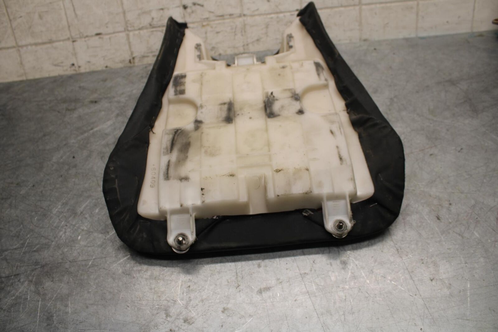 2003 Yamaha YZF R6 FRONT DRIVERS SEAT PAD SADDLE PILLION 5SL-24710-00-00 BB539
