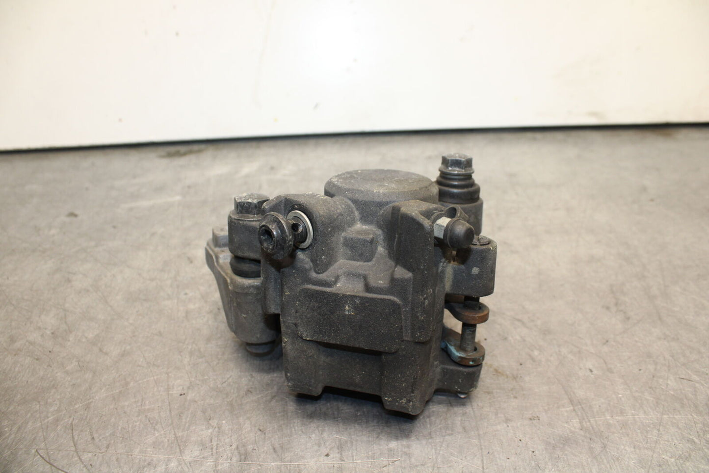 09-14 YAMAHA YZF R1 REAR BACK BRAKE CALIPER W MOUNT BRACKET BB118