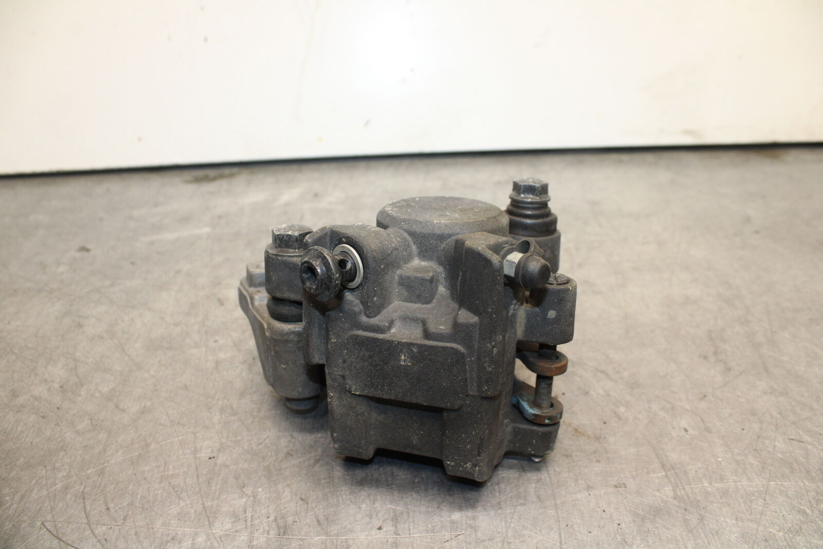 09-14 YAMAHA YZF R1 REAR BACK BRAKE CALIPER W MOUNT BRACKET BB118