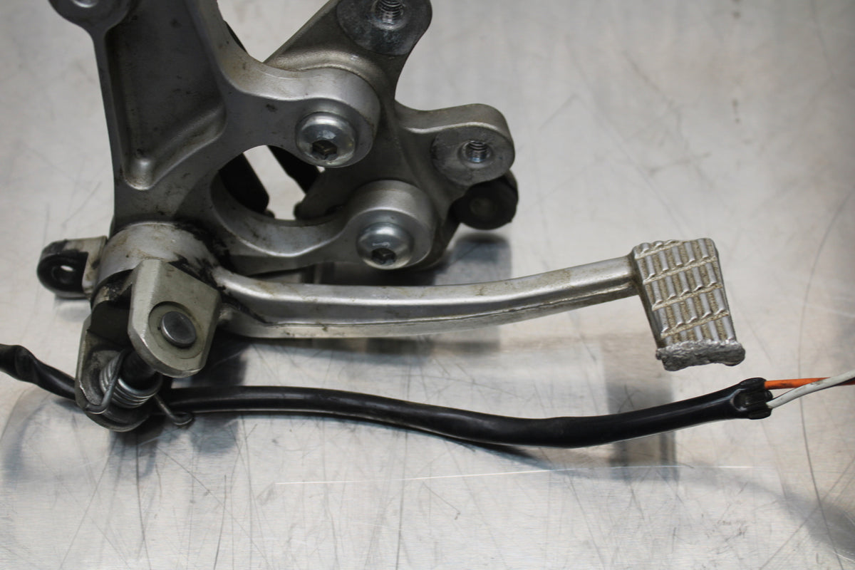 11 SUZUKI GSXR1000 RIGHT REARSET REAR SET DRIVER FOOT PEG REST STOP BB142