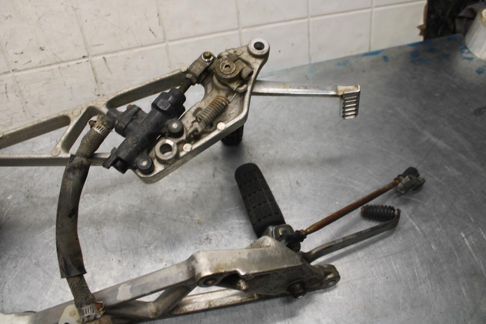1984 Honda Interceptor 750 VF750F  REARSETS REAR SET DRIVER FOOT PEGS  BB38