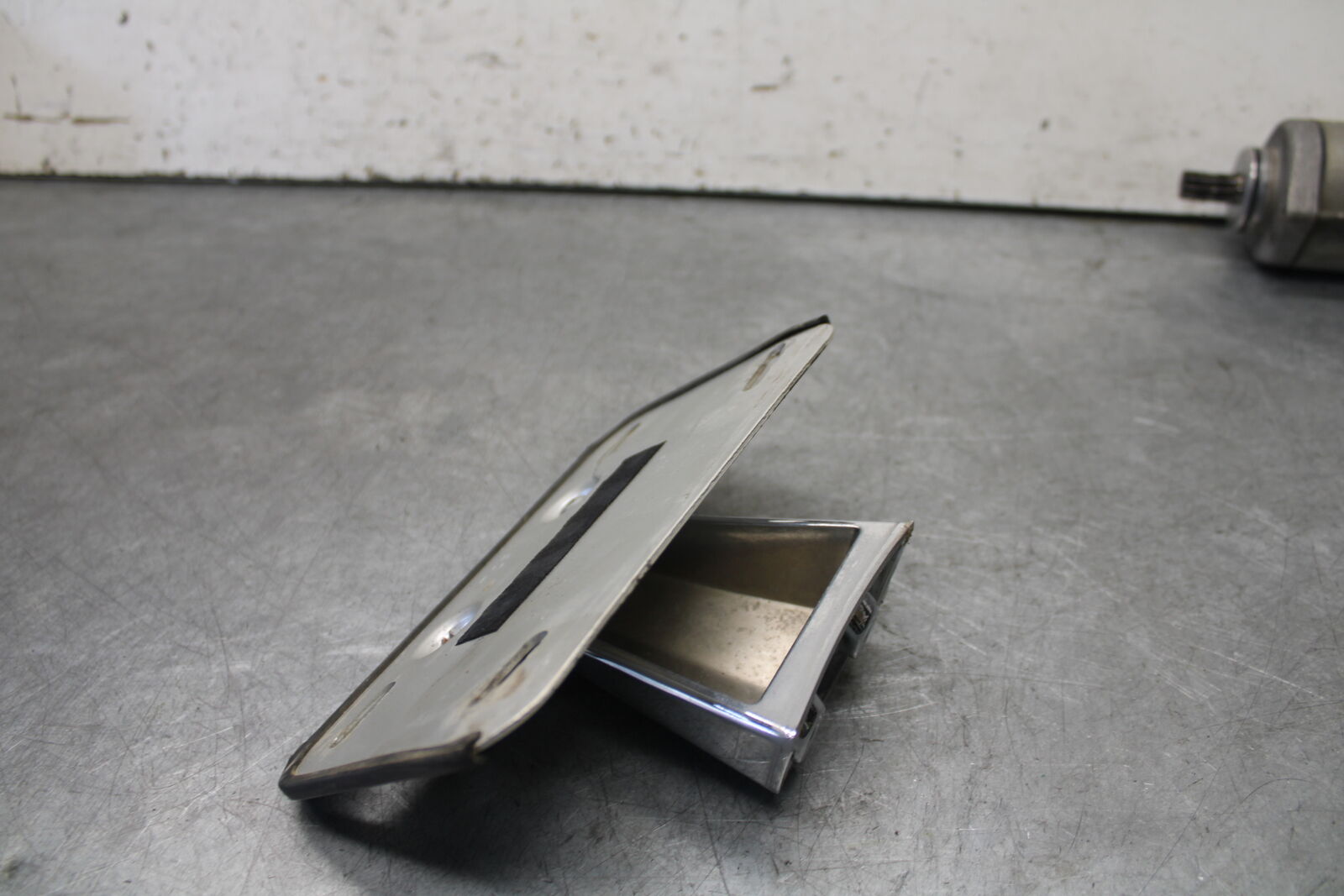 05-09 SUZUKI BOULEVARD C90 LICENSE PLATE LIGHT BB692