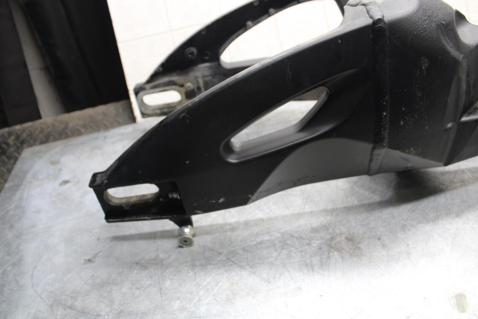 2007 Suzuki GSXR600  SWINGARM BACK SUSPENSION SWING ARM 61000-01H00-YAP BB540