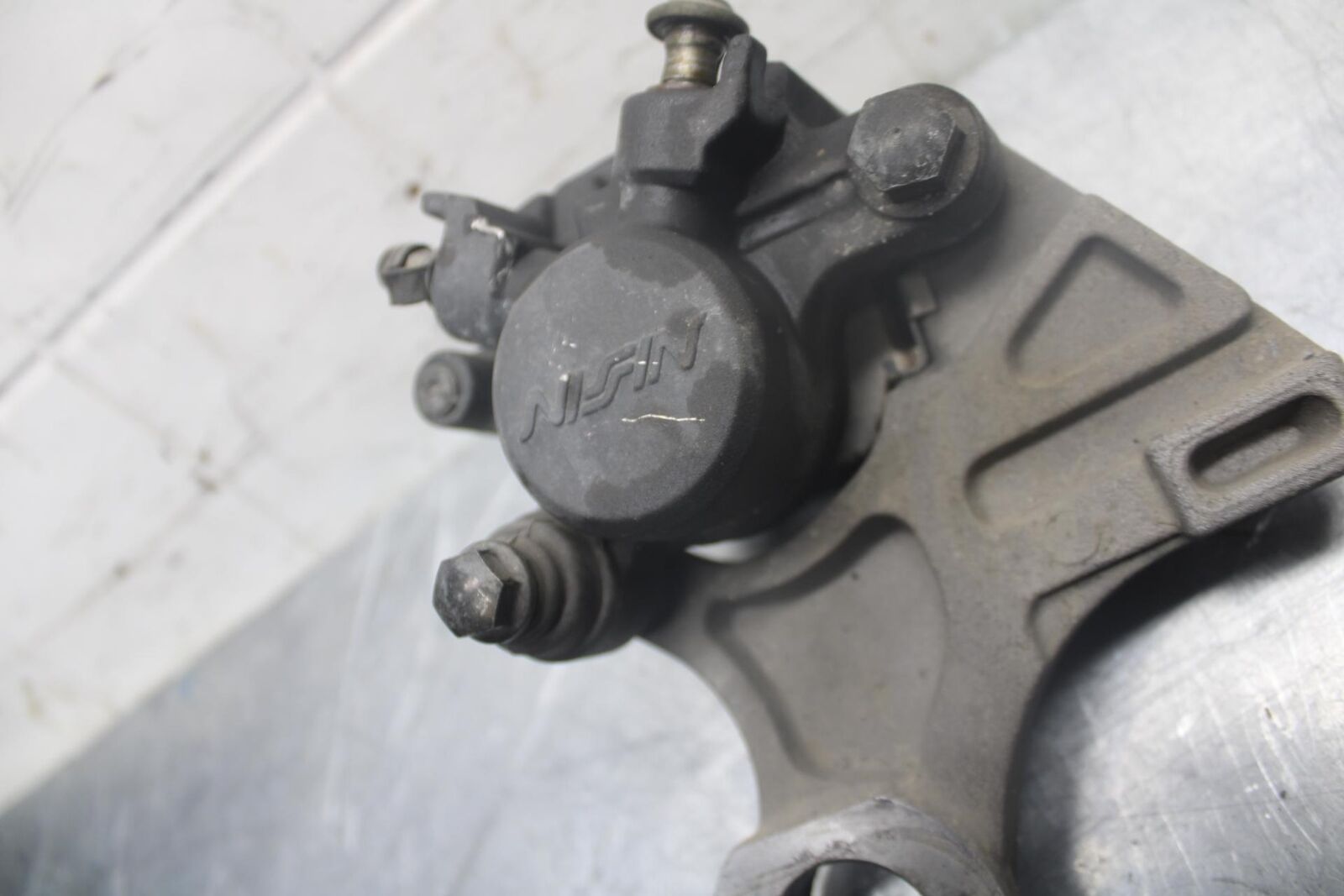 05 YAMAHA YZF R6S REAR BACK BRAKE CALIPER W MOUNT BRACKET BB462