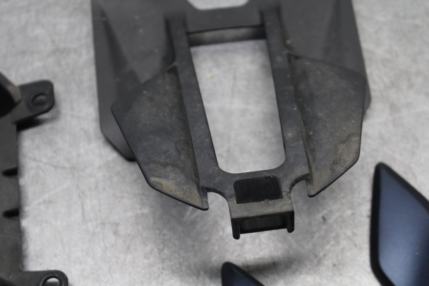21-24 YAMAHA MT-07 MISCELLANEOUS PANELS COVERS TRIM  COWLS BB662