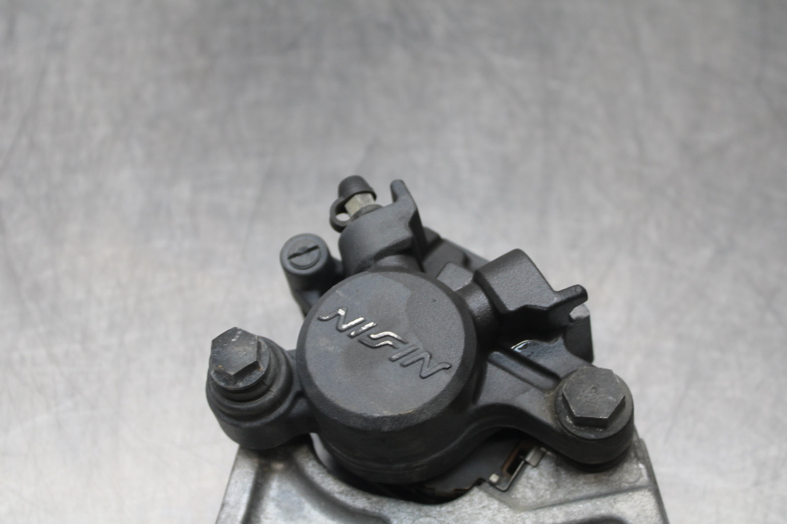 03 SUZUKI SV650S REAR BACK BRAKE CALIPER W MOUNT BRACKET BB167