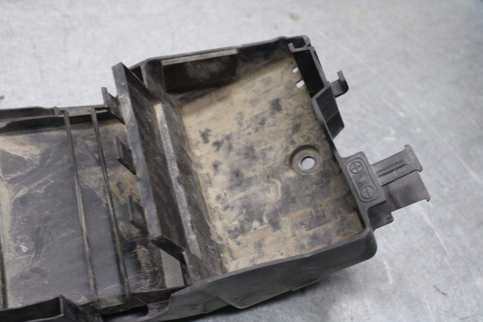 05-06 SUZUKI GSXR1000 REAR BACK TAIL UNDERTAIL BATTERY TRAY 63111-41G01 BB663