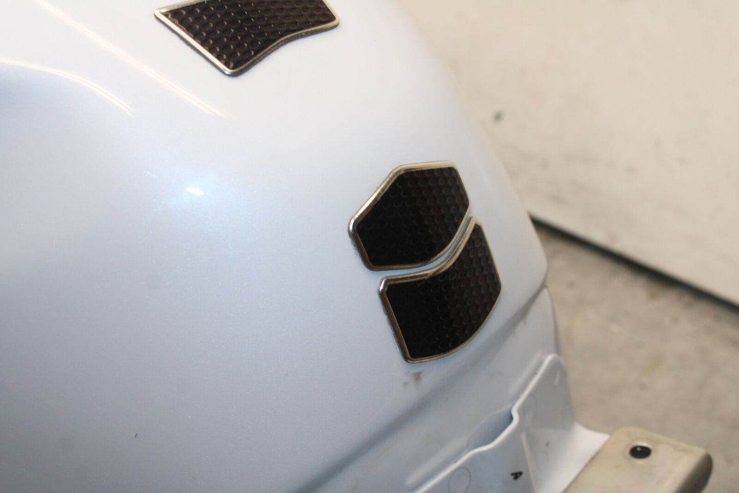 18-23 KAWASAKI NINJA 400 GAS TANK FUEL CELL PETROL RESERVOIR BB660