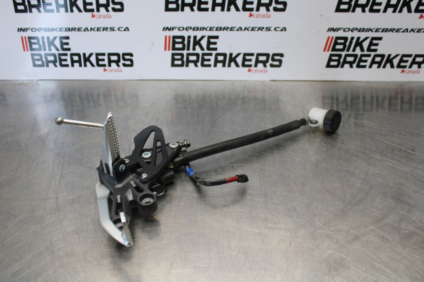 22-25 YAMAHA YZF R7 RIGHT REARSET REAR SET DRIVER FOOT PEG REST STOP BB176