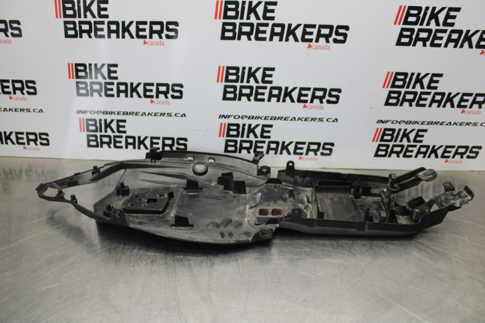 21-23 KAWASAKI NINJA ZX6R REAR BACK TAIL UNDERTAIL BATTERY TRAY PLASTIC BB179