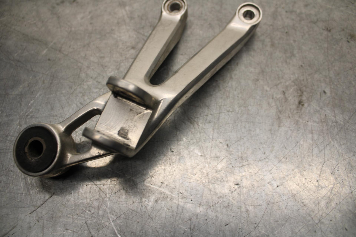 98-99 YAMAHA YZF R1 RIGHT  REAR FOOT PEG BRACKET EXHAUST BB74