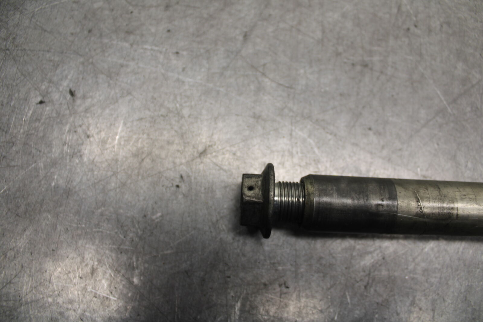 05-06 SUZUKI GSXR1000 FRONT WHEEL RIM AXLE PIVOT BOLT 54711-41G00 BB677