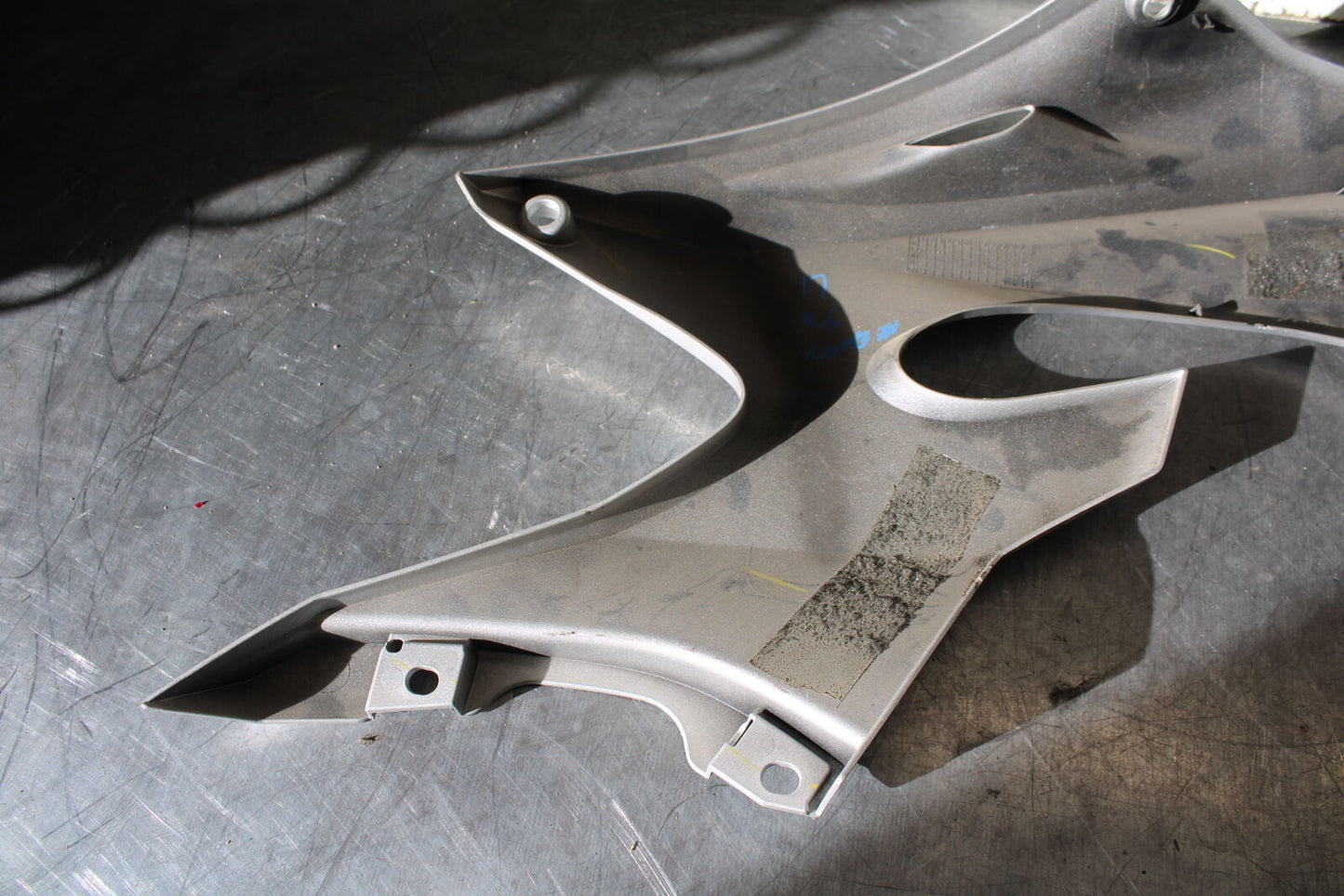 17-20 YAMAHA YZF R6 LEFT MID UPPER SIDE FAIRING COWL PLASTIC BB257