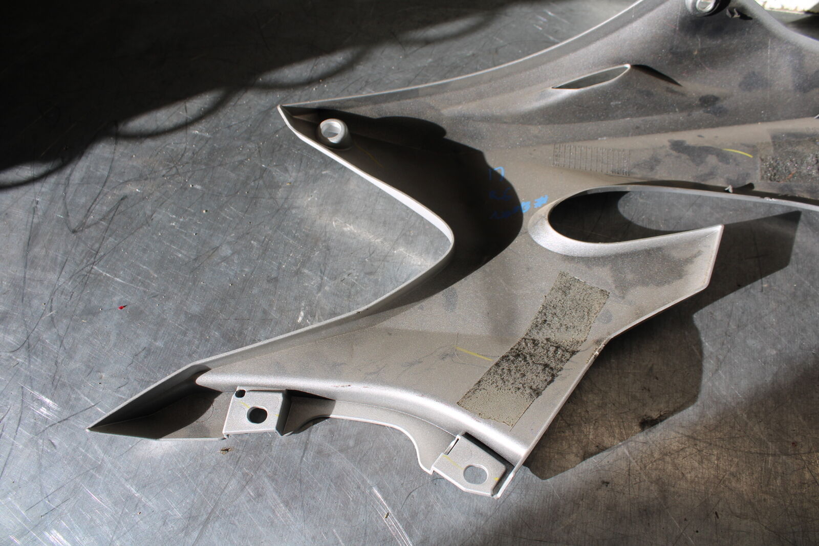 17-20 YAMAHA YZF R6 LEFT MID UPPER SIDE FAIRING COWL PLASTIC BB257