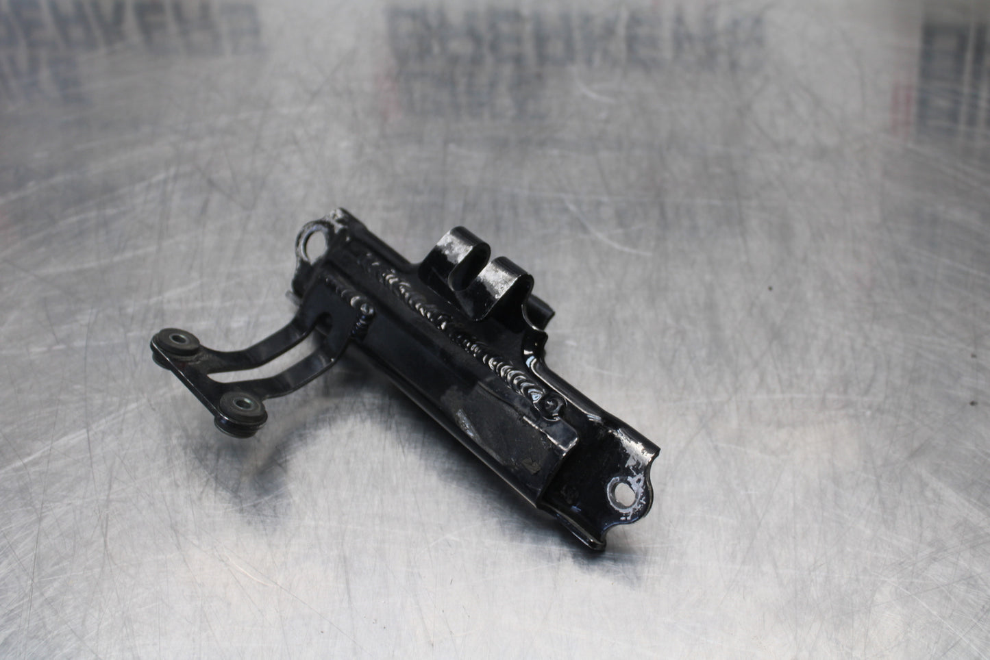 04-05 KAWASAKI NINJA ZX10R GAS TANK FUEL PETROL RESERVOIR BRACKET MOUNT BB163