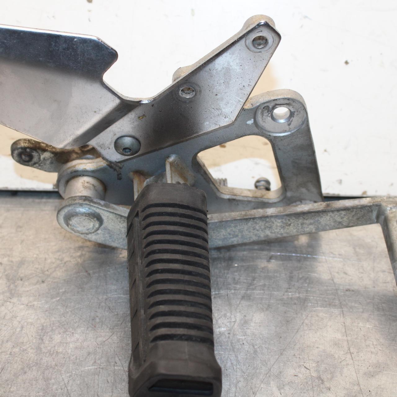 04-09 SUZUKI GS 500 FH GS500F RIGHT REARSET REAR SET DRIVER FOOT PEG REST  BB97