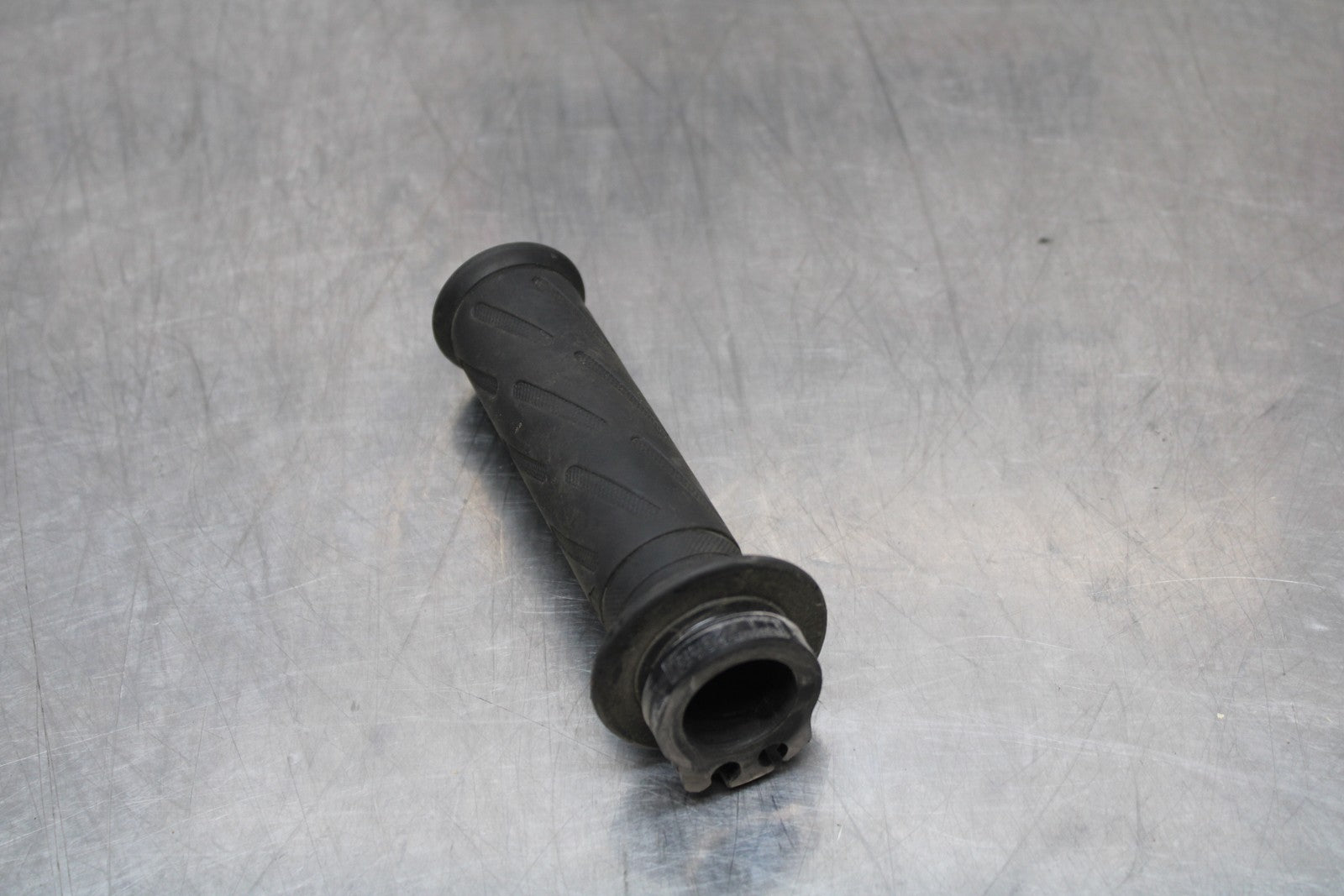 06-07 SUZUKI GSXR 600 RIGHT THROTTLE TUBE GRIP BB170