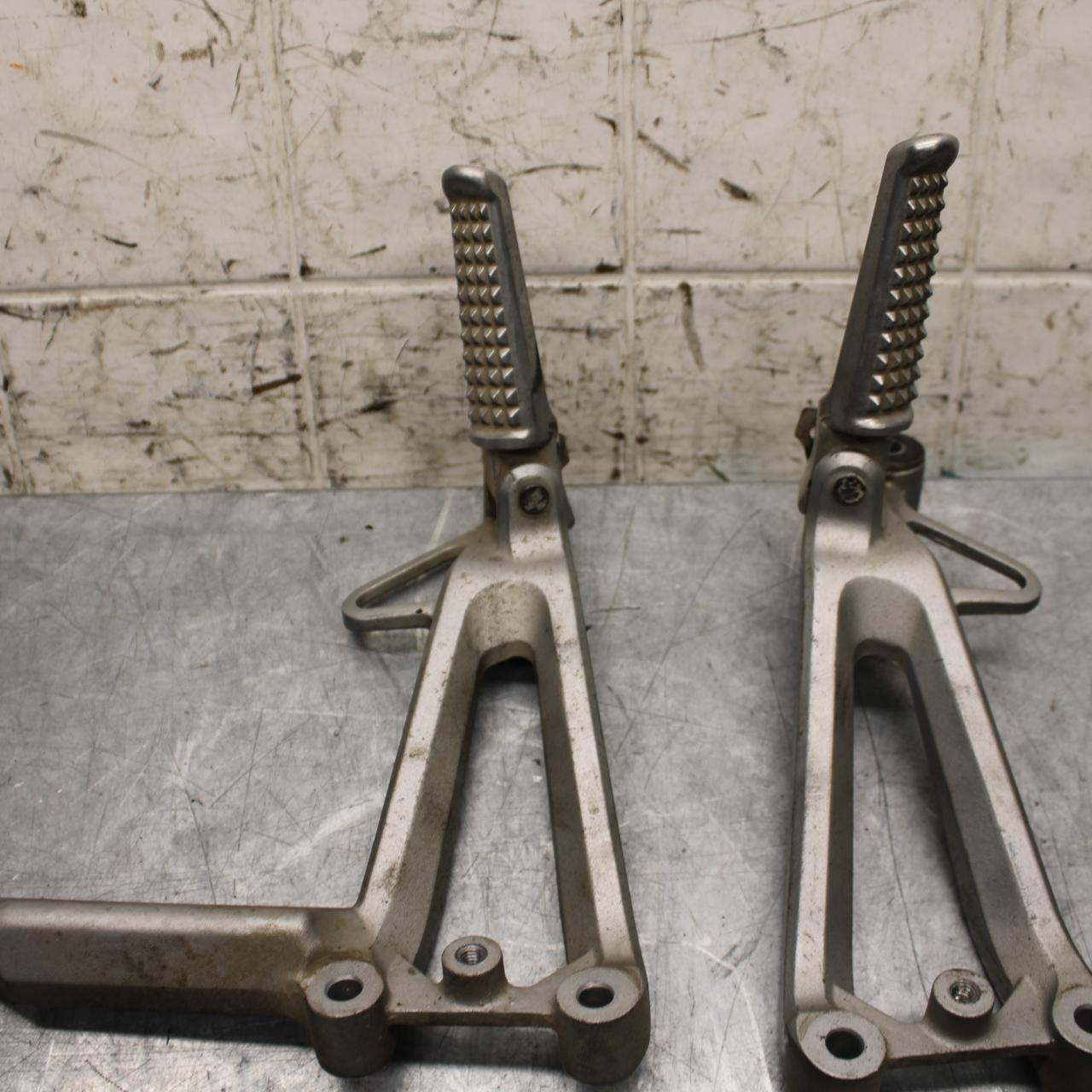 2006 Honda CBR600F4i REAR BACK PASSENGER PEG SET PAIR 50720-K26-305 BB567