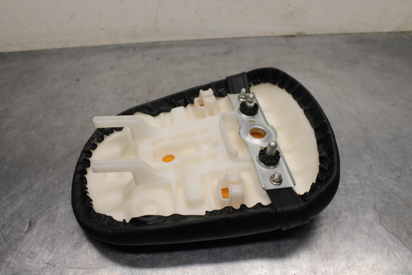 09 SUZUKI GSXR600 REAR BACK PASSENGER TANDEM SEAT PAD SADDLE PILLION BB759