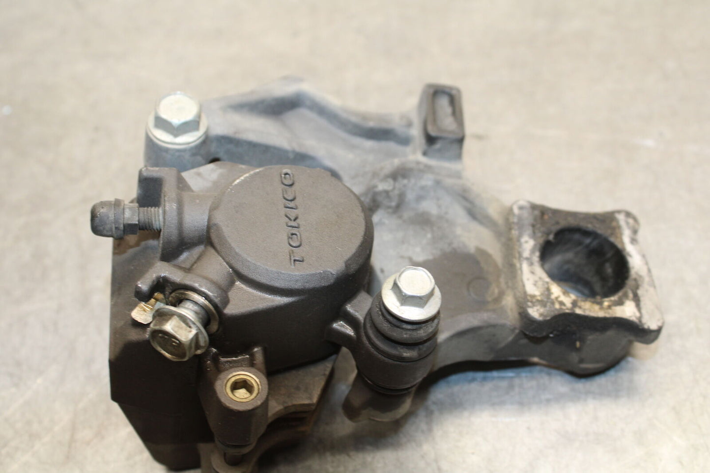 06-07 SUZUKI GSXR750 REAR BRAKE CALIPER W MOUNT BRACKET 69100-01H00-999  BB670