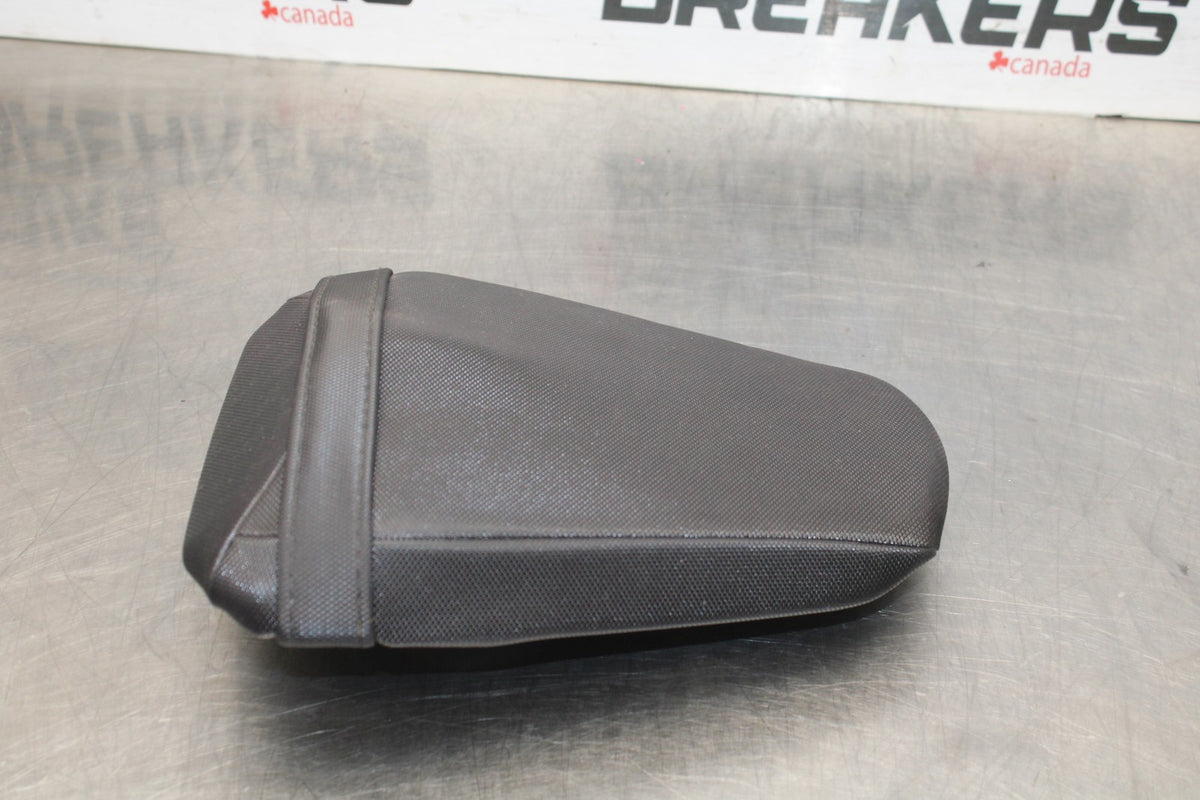 18 SUZUKI GSXR1000 REAR BACK PASSENGER TANDEM SEAT PAD SADDLE PILLION BB642