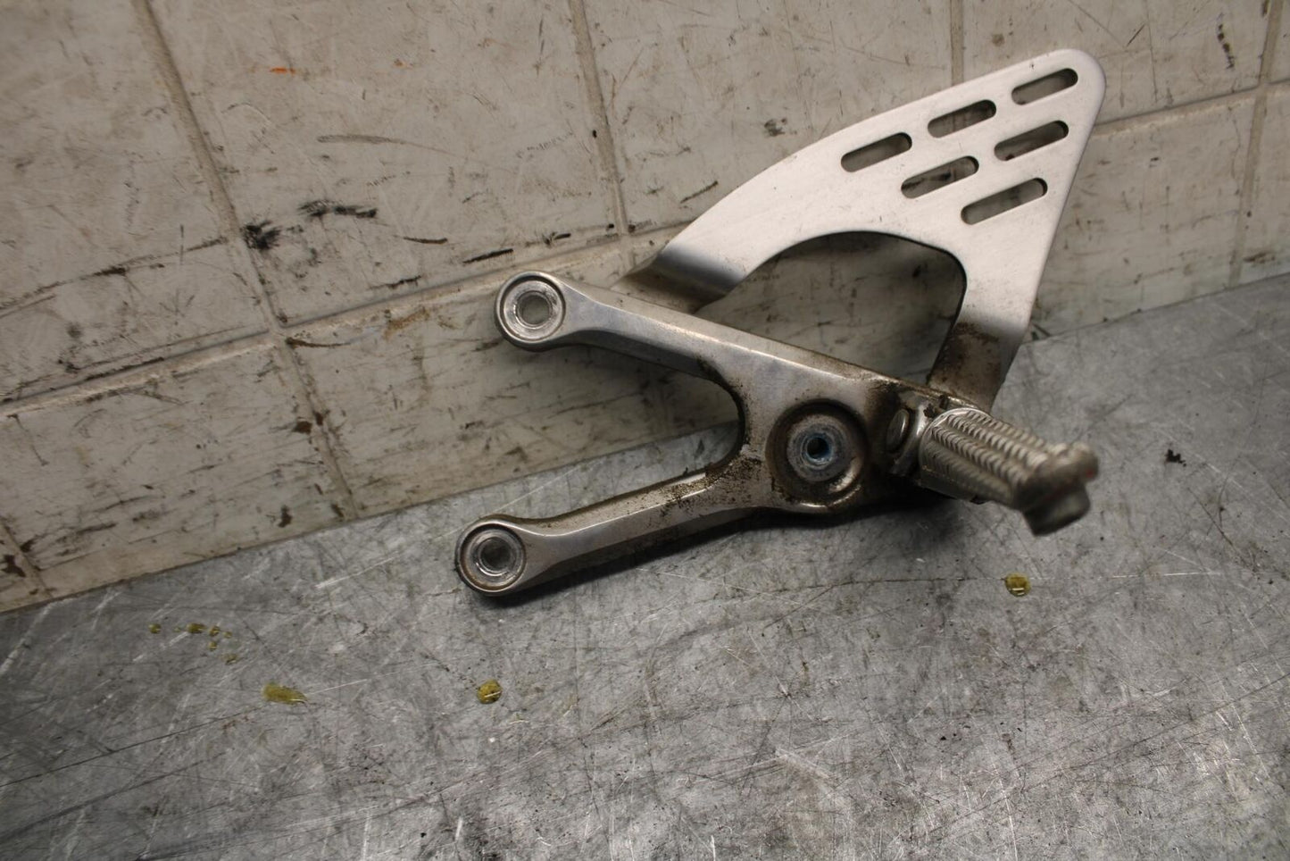2003 Yamaha YZF R6 LEFT REARSET REAR SET DRIVER FOOT PEG BRACKET MOUNT BB539