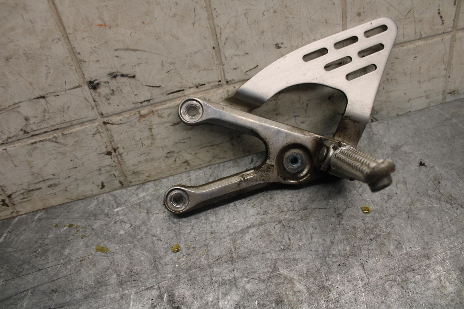 2003 Yamaha YZF R6 LEFT REARSET REAR SET DRIVER FOOT PEG BRACKET MOUNT BB539