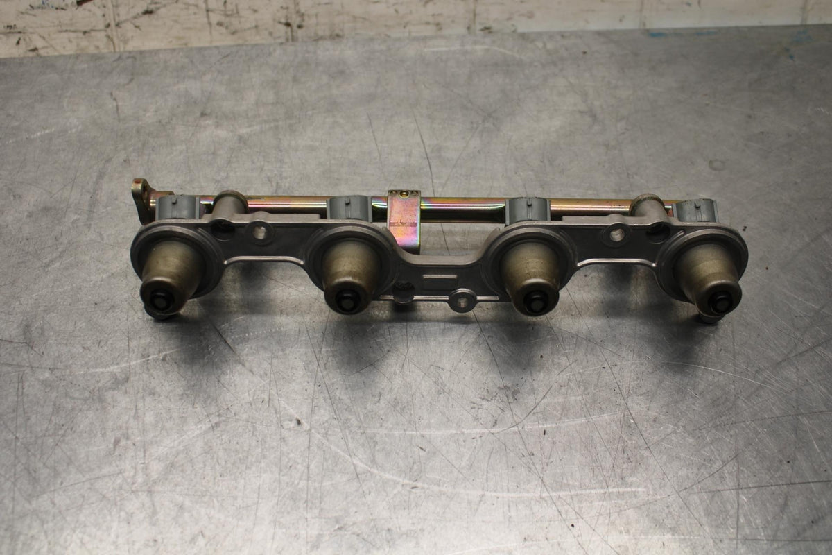 2006 Honda CBR600RR SECONDARY FUEL INJECTORS TOP AIRBOX GAS RAIL BB63