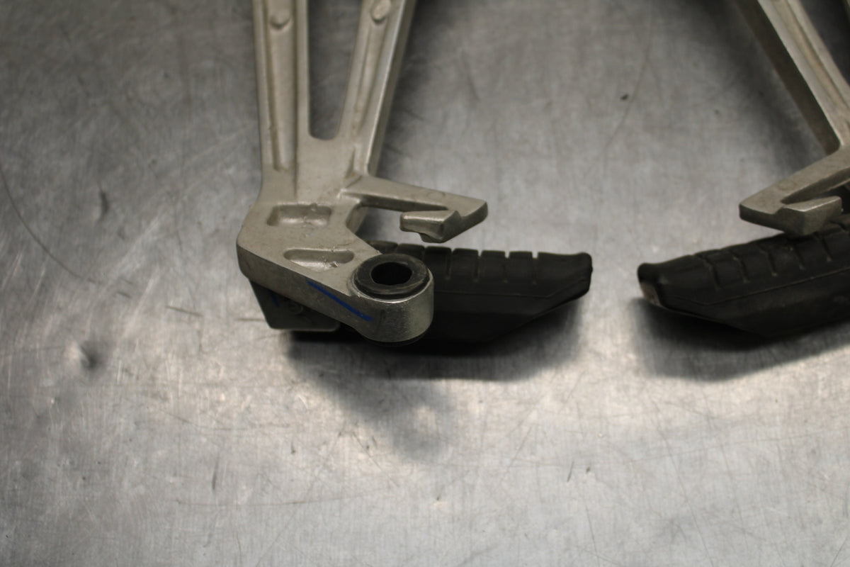08 HONDA CBR125R REAR BACK PASSENGER PEG SET PAIR BB114