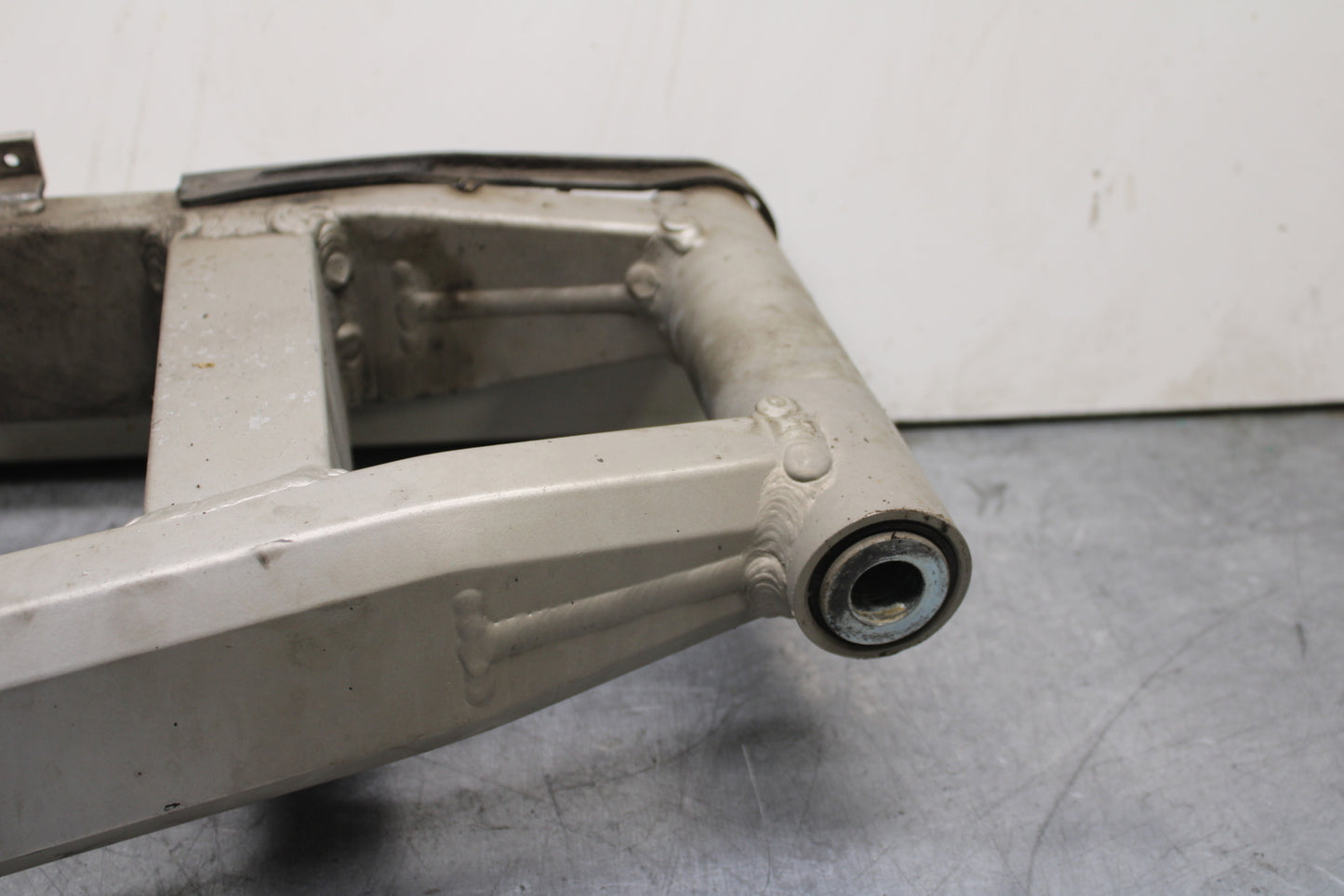 00-02 KAWASAKI NINJA ZX6R REAR SWINGARM BACK SUSPENSION SWING ARM BB750