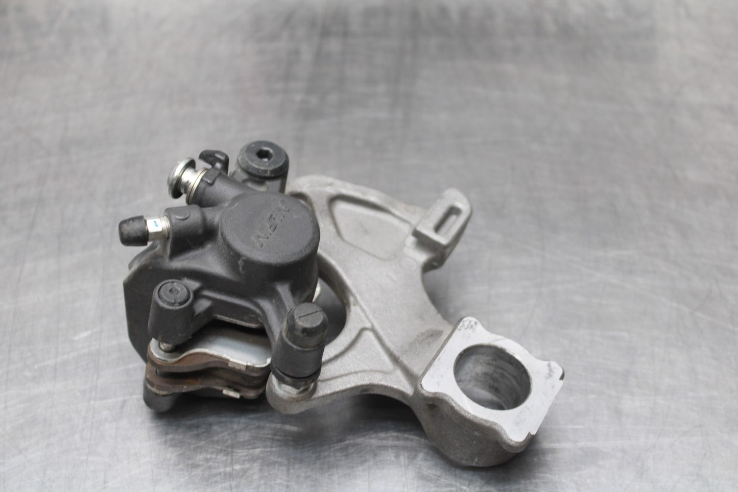 07 SUZUKI GSXR1000 REAR BACK BRAKE CALIPER W MOUNT BRACKET BB770