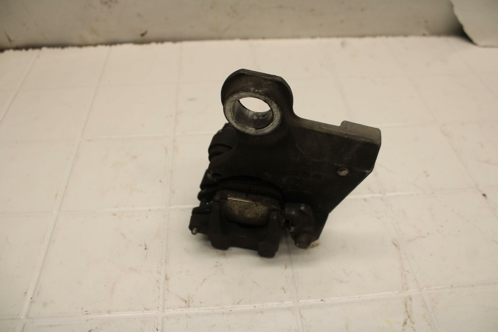 08-16 YAMAHA YZF R6 REAR BACK BRAKE CALIPER W MOUNT BRACKET BB406