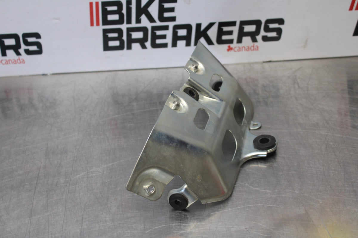 08-10 SUZUKI GSXR 600 FRONT GAS TANK FAIRING COWL COVER MOUNT BRACKET BB202