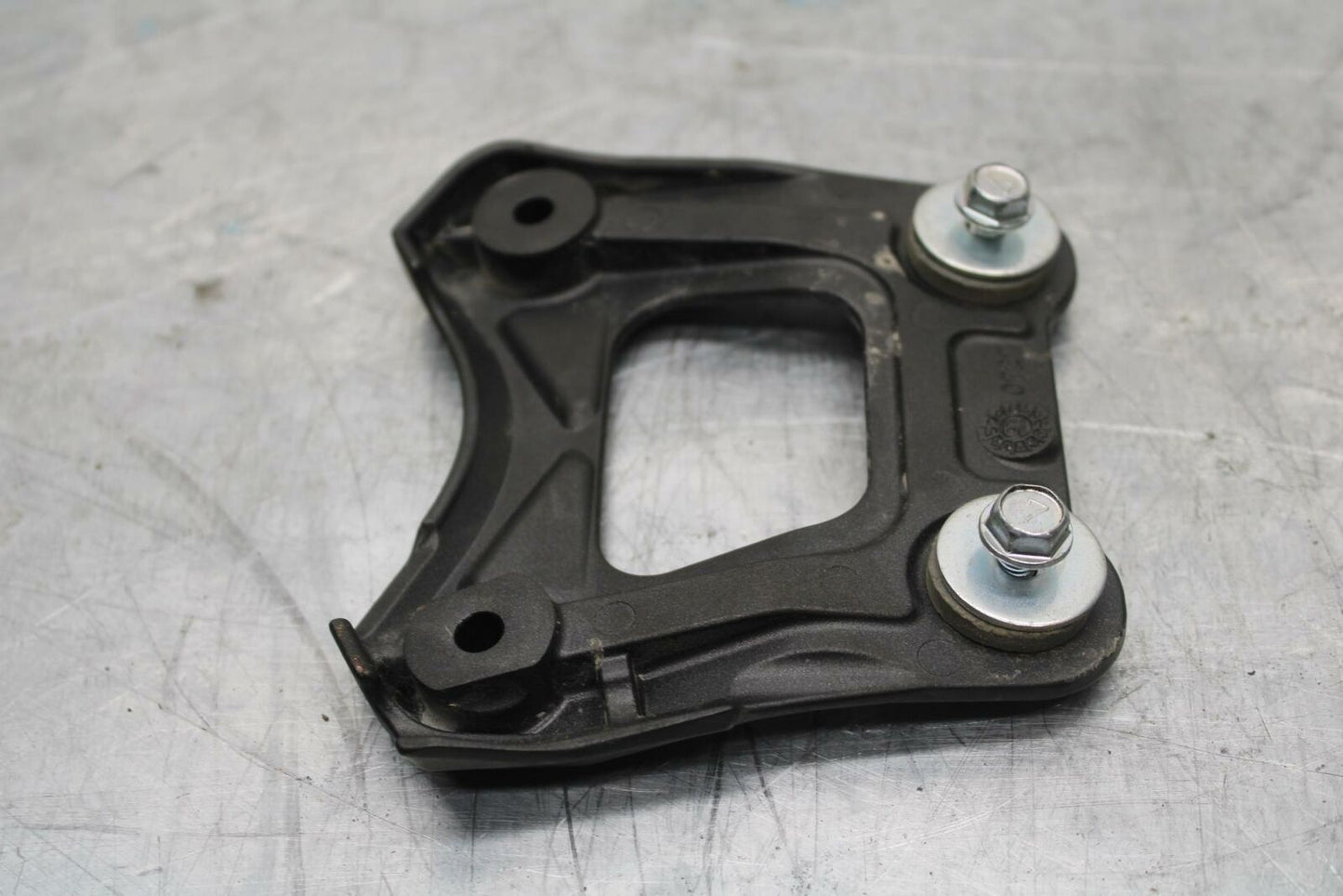 19-20 KAWASAKI NINJA ZX6R FRONT GAS TANK BRACKET MOUNT BB407