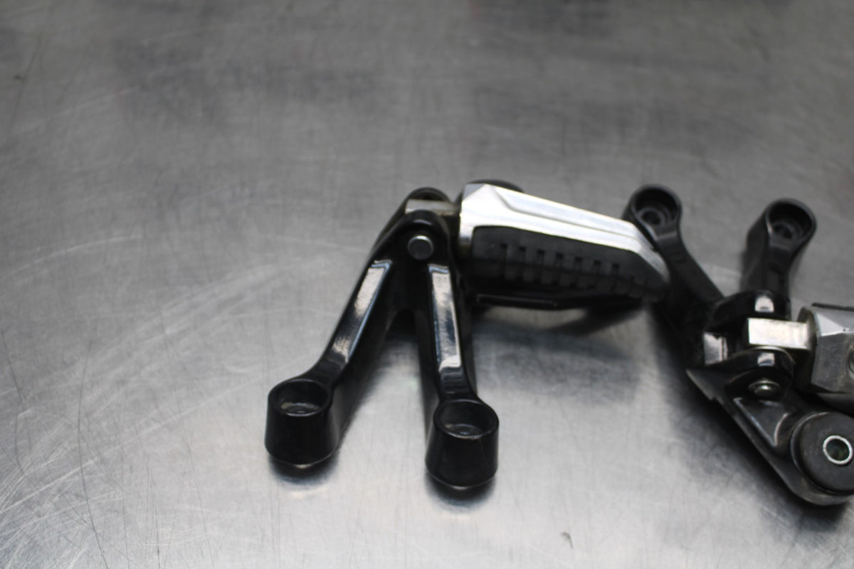 15 SUZUKI GW250F REAR BACK PASSENGER PEG SET PAIR BB789