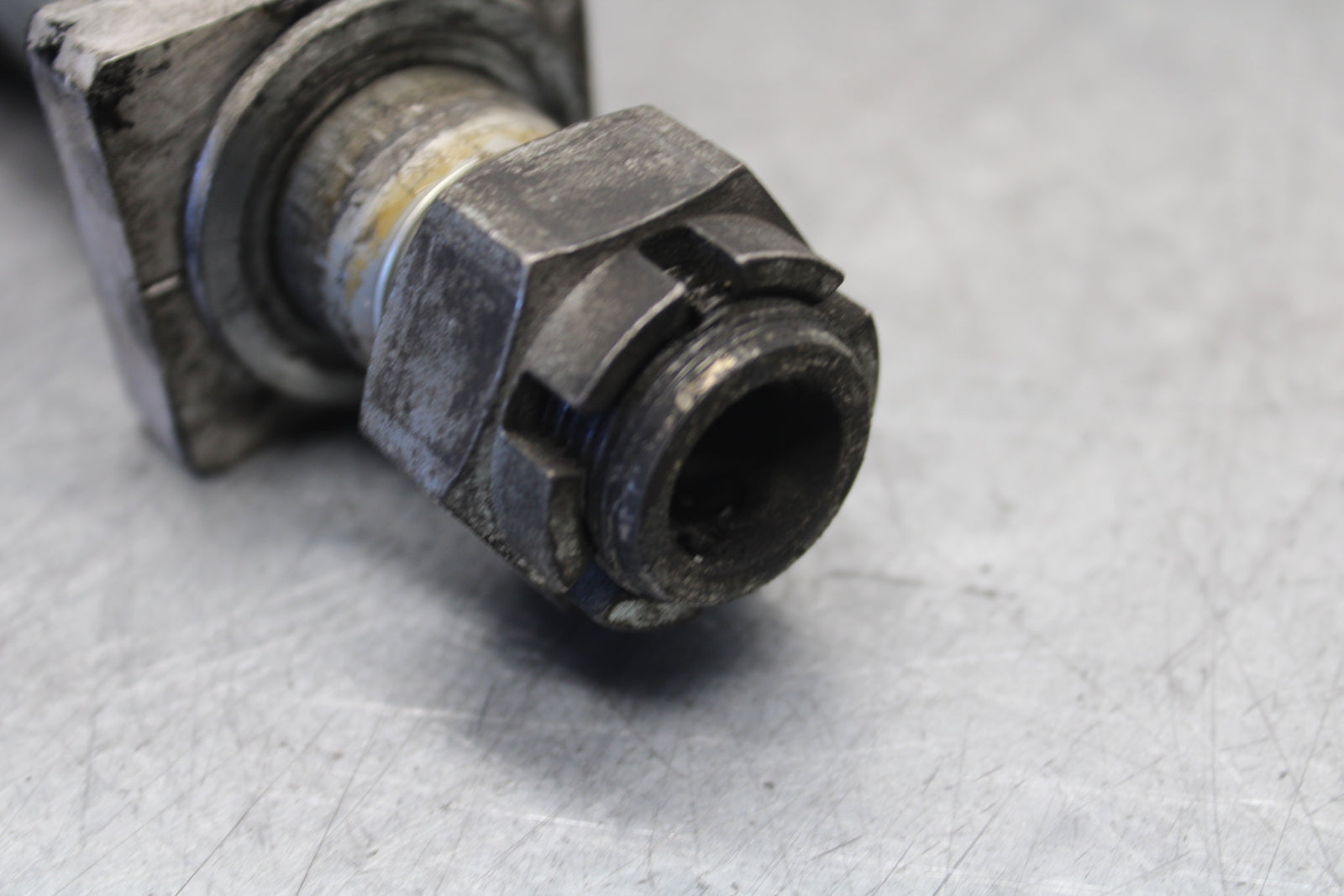 09-12 KAWASAKI NINJA ZX6R REAR AXLE BACK WHEEL RIM BOLT AXEL 41068-0035  BB698