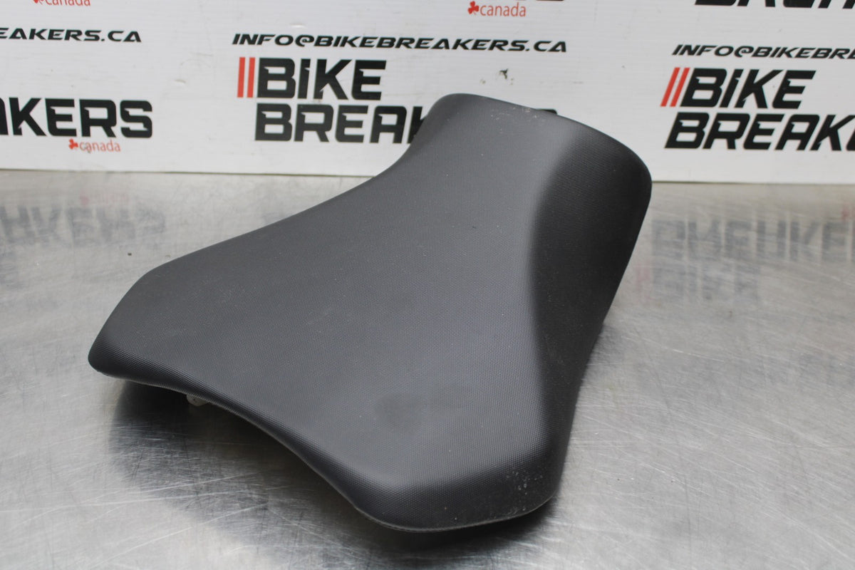 11-25 SUZUKI GSXR 600  FRONT DRIVERS SEAT PAD SADDLE PILLION BB830
